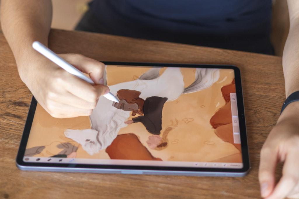 A Hand drawing with an apple pencil on an ipad