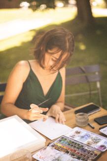photo of a live illustration artist, Switzerland, fashion illustration with watercolour, drawing the guests of a wedding